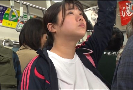 Em gái đi tàu điện xinh đẹp